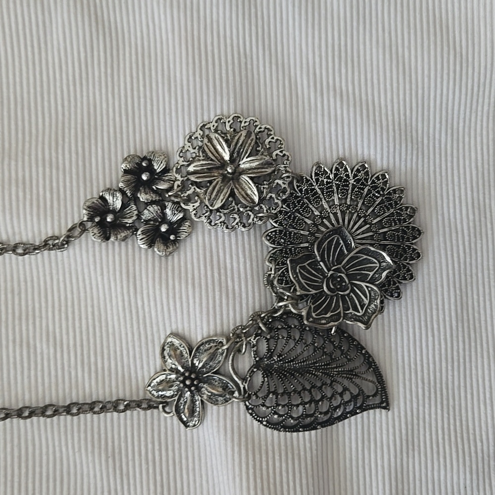 Premier Designs, Elegant Silver Floral Necklace